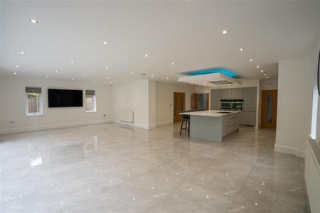 5 bedroom detached house to rent - Photo 3