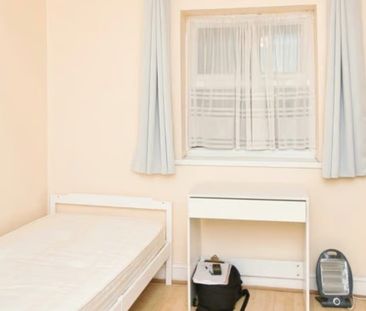 Studio Flat, London, IG11 - Photo 4