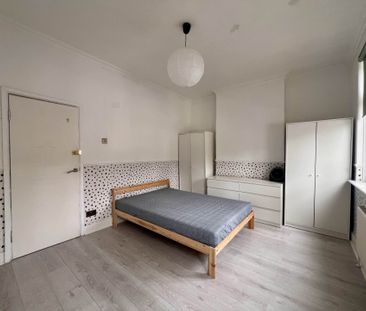 Guide Price £2,500 pcm - Available Now - Part Furnished - Photo 5