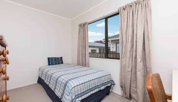 Generous 4-Bedroom Home with Separate Living, ... - Photo 1