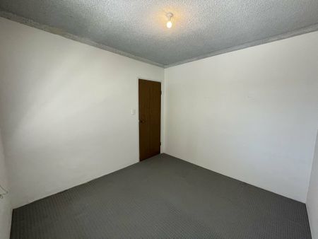 Charming 2-bedroom Unit - Photo 4