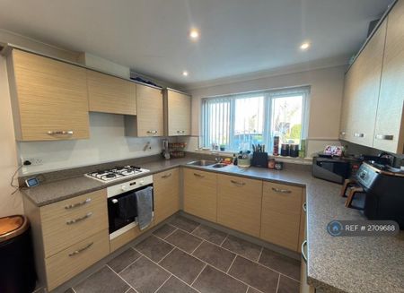 4 bedroom semi-detached house to rent - Photo 3