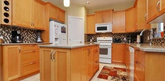 Bright, elegant 4 bed, 3 bath home in Sooke (Sunriver) - Photo 2