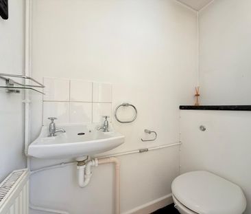 Brandon Close, Camberley - 3 bedrooms Property for lettings - Seymours - Photo 6