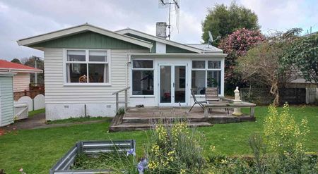 Cozy 3 bedroom house in a good neighbourhood - Photo 3