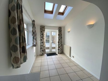 Graham Crescent BN41 2YB 3 bedroom house to rent - Photo 2