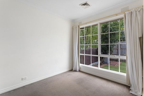 LARGE THREE BEDROOM PROPERTY - Photo 1