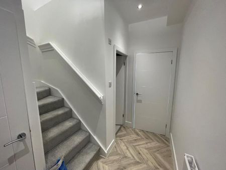 2 bedroom mews to rent - Photo 2