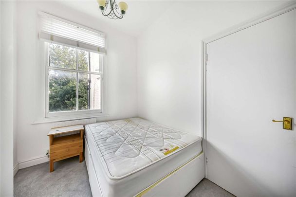 A contemporary two double bedroom apartment on the first floor of this period conversion. - Photo 1