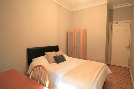 3 bedroom flat to rent - Photo 4