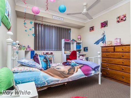 Stylish Family Haven with Space, Comfort & Convenience - Photo 4