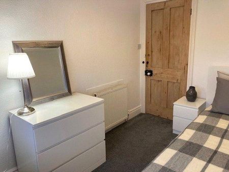 1 bedroom in a flat share to rent - Photo 4