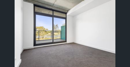 Style, Privacy, and Riverfront views - Photo 2