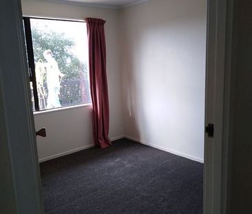 Sunny 3BR Home in Massey, Auckland - Photo 2