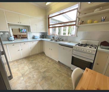 Old Point Lonsdale Awaits; FULLY FURNISHED, AVAIL. UNTIL MID-DECEMBER - Photo 6