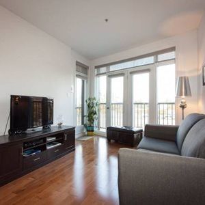 Charming, Impeccable ,Furnished condo offering 1 firm bedroom - Photo 3