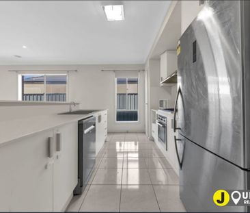 Spacious Family Home with Sunroom in Prime Craigieburn Location – $... - Photo 2