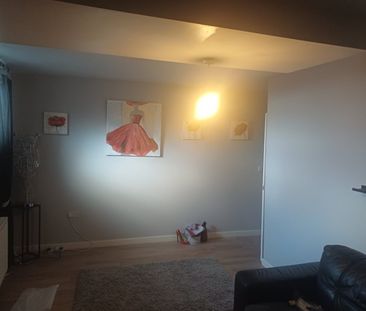 2 bed Flat - To Let - Photo 2