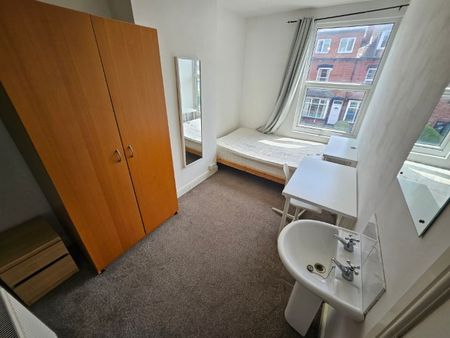 Beechwood Grove, Burley, LEEDS, LS4 2LT - Photo 4