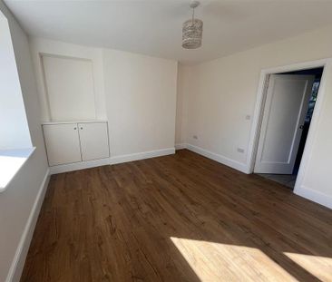2 bedroom end of terrace house to rent - Photo 3