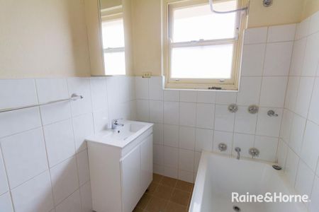 Well Presented 2 Bedroom Unit in a Central Location! - Photo 4