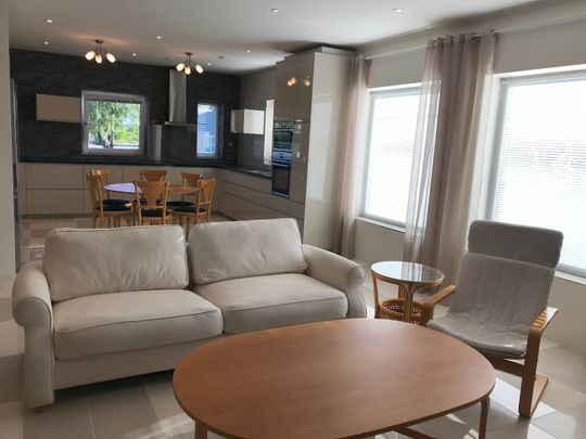 En halvdel av en nybyggd tvåvåningsvilla - Photo 1