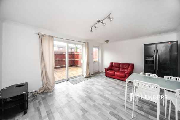 6 bedroom house to rent Elm Park Close, Houghton Regis, Dunstable, LU5 - Photo 1