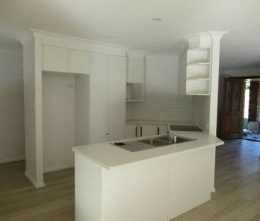 Refurbished 4 bedroom family home - Photo 2