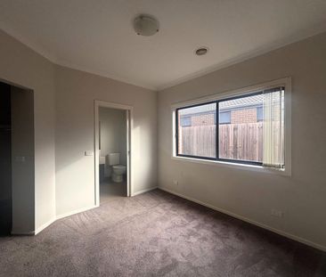 30 Starflower Way, 3029, Truganina Vic - Photo 2