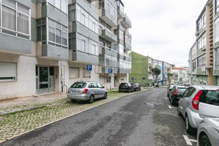 Arrenda-se apartamento T3 totalmente renovado e mobilado em Almada - Photo 4