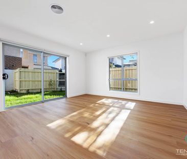 Stunning Modern 4-Bedroom Townhouse – Perfect for the Whole Family! - Photo 3