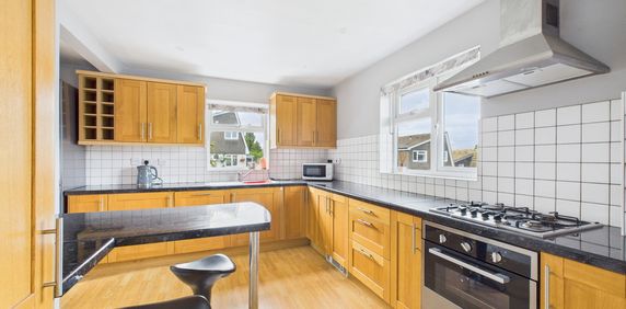 4 bed detached house to rent in Rook Road, Wooburn Green, High Wycombe, Buckinghamshire, HP10 0PY - Photo 2