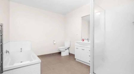 Family-Friendly 4 Bedroom, 2 Bathroom Home - Photo 5