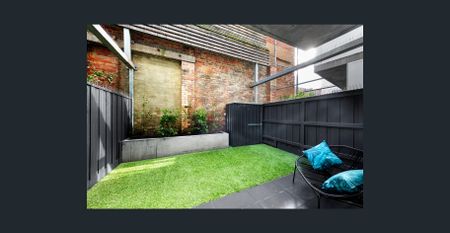 Ground floor living with private courtyard! - Photo 4