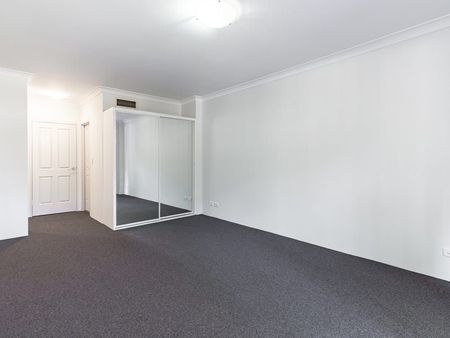 Superb Location, Oversized Refreshed Three Bedroom Apartment 5 Min Walk to Strathfield Station! - Photo 4