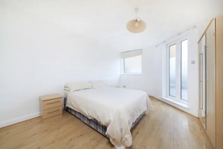 2 bedroom flat in Cotton Row - Photo 2