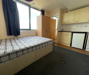 Studio Flat, Mede House, SO15 - Photo 1