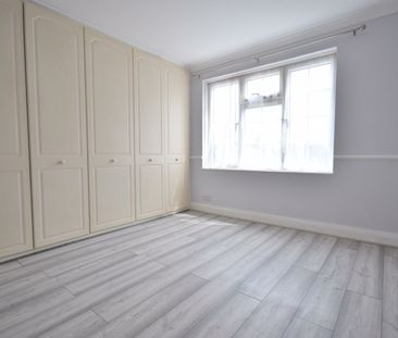 Flat to rent - Perry Street Gardens, Chislehurst, BR7 - Photo 2