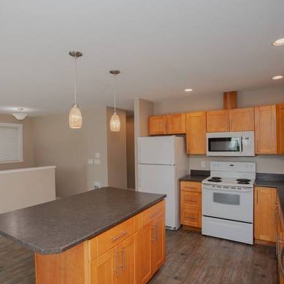 *** RENOVATED 3 BR 2 BATH UPPER SUITE @ VIU!! *** - Photo 3