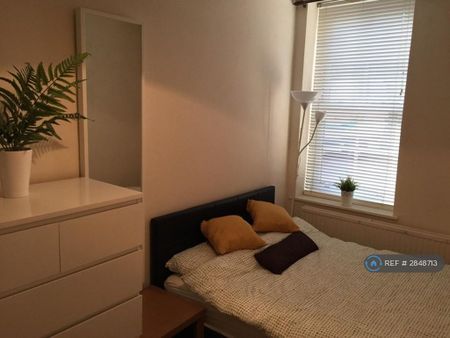 1 bedroom in a house share to rent - Photo 4