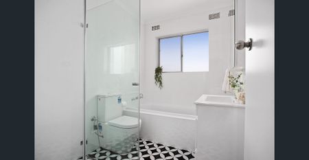 A Bright Top Floor Retreat With Ocean Views A Level Stroll To Beach - Photo 3