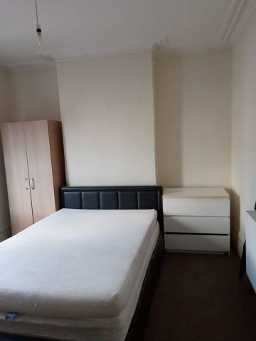 3 Bed Flat, Albert Square, E15 - Photo 3