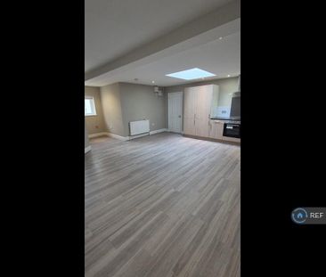 1 bedroom in a flat share to rent - Photo 2