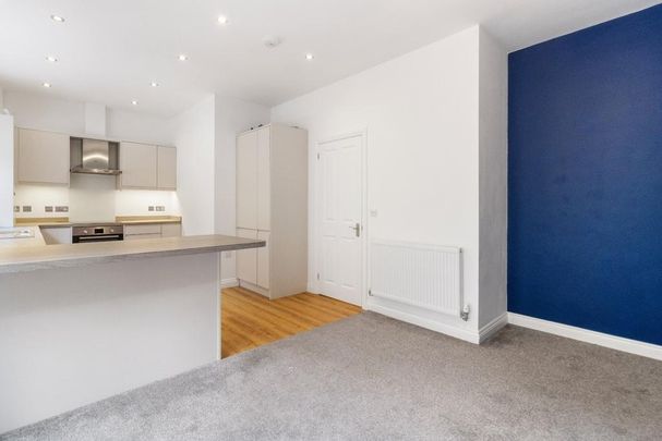 4 bedroom end of terrace house to rent - Photo 1