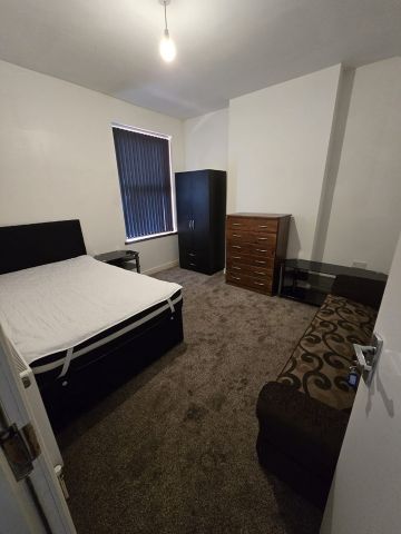 Room in a Shared House, Sladefield Road, B8 - Photo 2
