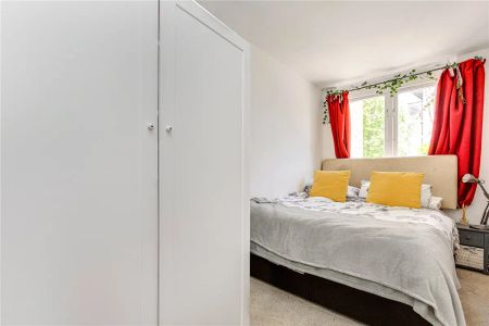 3 bedroom maisonette in London - Photo 3