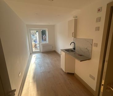 Studio Flat, Streatham High Road, SW16 - Photo 3