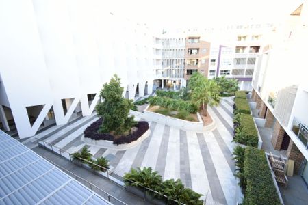 "Industry" Newtown One Bedroom + Huge Size Private Roof Top - Photo 2