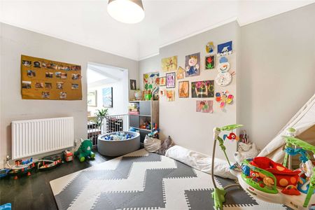 Savills is delighted to present this wonderful family home on a popular residential road Between the Commons and close to Northcote Road. - Photo 4