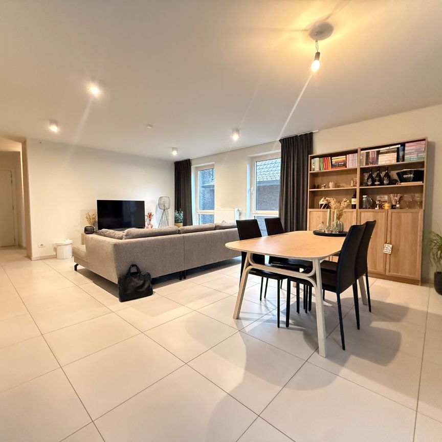 Ruim twee-slaapkamerappartement in het centrum van Tielt. - Foto 1